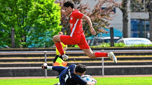 Chance verpasst: Dion Elshani – hier mit Torwart Sandro Keller – verlor mit dem FC Tiengen 08 nach dem Derby in Laufenburg nun auch die ...