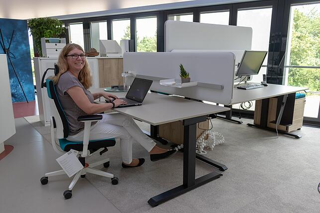 Schlicht, aber bequem und funktional: An den neuen flexiblen Arbeitsplätzen aus eigener Herstellung werden Mitarbeiter, hier Andrea ...