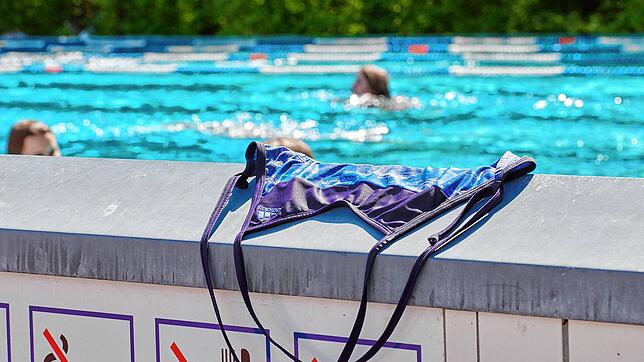 Sich ohne Bikini im Schwimmbad oder Park sonnen, wie dieses Symbolbild nahelegt? Rund um den Bodensee wird das unterschiedlich ...