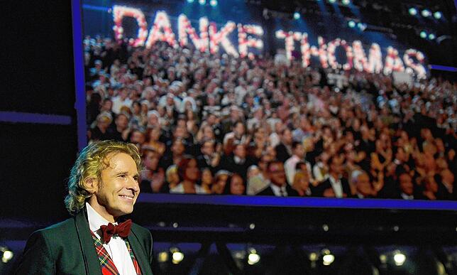 Vermeintlicher Abschied von der „Wetten, dass...?“-Bühne 2011: Thomas Gottschalk sagte dem ZDF-Publikum hier Adieu und kam ...