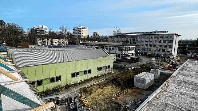 Die Baustelle am künftigen Berufsschulzentrum Konstanz. Ungefähr hier soll eine Dreifeld-Sporthalle entstehen.