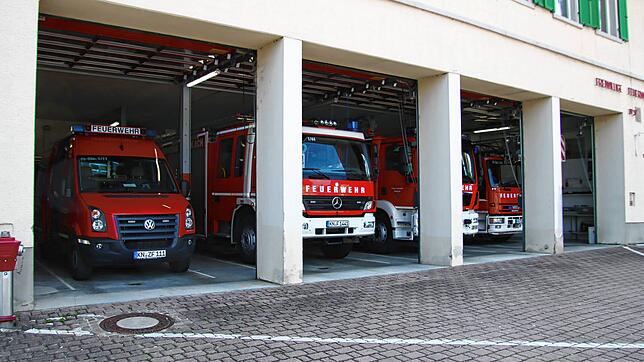 Insgesamt verfügt die Stockacher Feuerwehr in ihren acht Abteilungen über 25 Fahrzeuge. Hier sind vier Fahrzeuge zu sehen, die in der ...