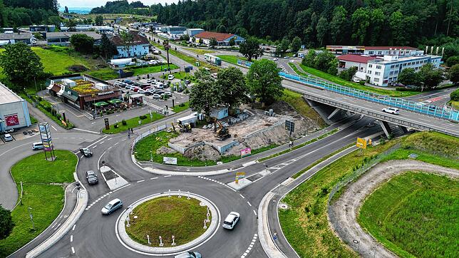Auf dieser Baustelle oberhalb vom Abig-Kreisel entstehen momentan zwölf Ladesäulen, die mit bis zu 350 Kilowatt E-Autos aufladen können. ...