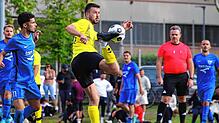 Alles versucht: Sebastian Wiedemann (Mitte, gegen Marco Compagnino) unterlag mit Aufsteiger SV Todtmoos deutlich mit 0:5 beim ...