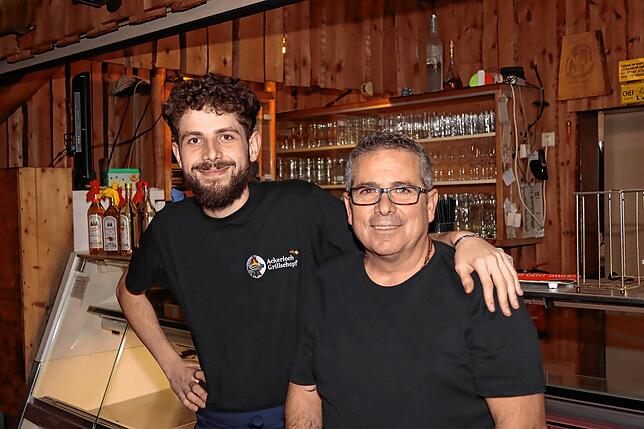 Familie Tancredi hat das Lokal im Ackerloch übernommen. Alessandro und Salvatore Tancredi (von links) freuen sich darüber, hier jetzt ...