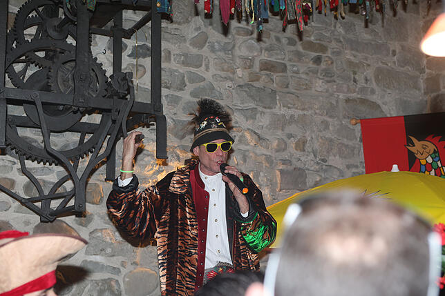 Bild 25: Konstanzer Straßenfasnacht 2025: Auch am Freitagabend wird in den Gassen gefeiert