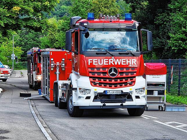 Neben der Polizei und dem Rettungsdienst waren auch die Feuerwehren aus Dogern, Albbruck und Waldshut-Tiengen, sowie der Gefahrgut-Zug ...