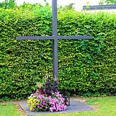 Das schlichte Kreuz im Garten vor der Kirche erinnert an den Absturz. Die Eltern der jungen Frau, die damals ums Leben kam, kommen jedes ...