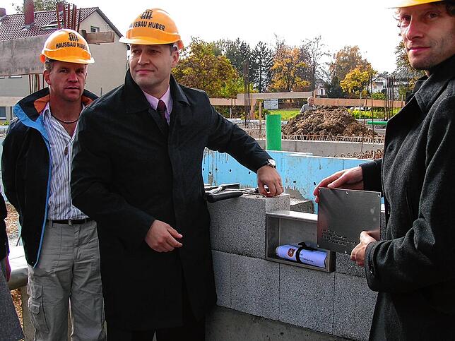 Grundsteinlegung 2008 für den Schulanbau mit (von links) Ortsbaumeister Ralf Volber, Bürgermeister Matthias Weckbach und Architekt Jörg ...