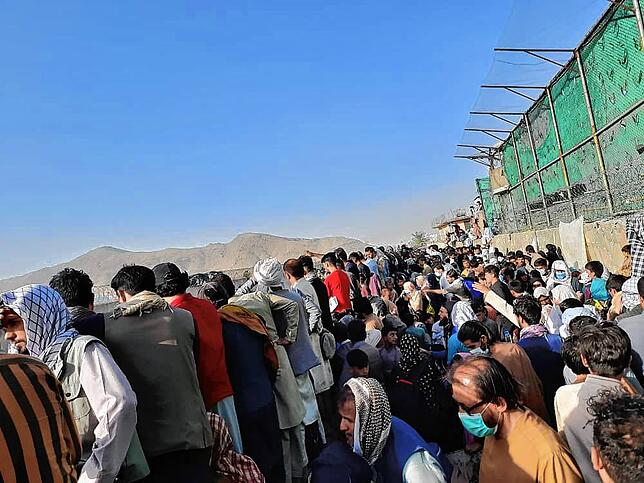 Menschen drängen sich vor dem Flughafen in Kabul, in der Hoffnung, das Land verlassen zu können – unter ihnen auch der afghanische ...