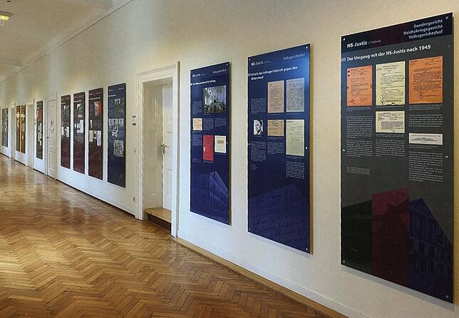 Blick in die Ausstellung im Amtsgericht Freiburg. Dort War Thomas Kummle von 2006 bis 2020 Präsident. Repro: Valenta