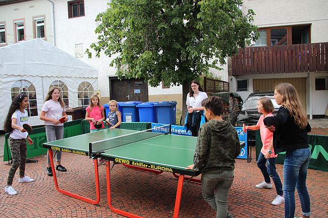 Voller Begeisterung: Für die Kinder gab es an den Ständen der Vereine Spiele, mit deren Laufkarte per Los Gutscheine für das örtliche ...