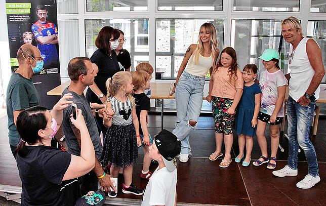 Bild 16: Bilder von der Autogrammstunde von Matthias Reim und Christin Stark in der Nachsorgeklinik Tannheim