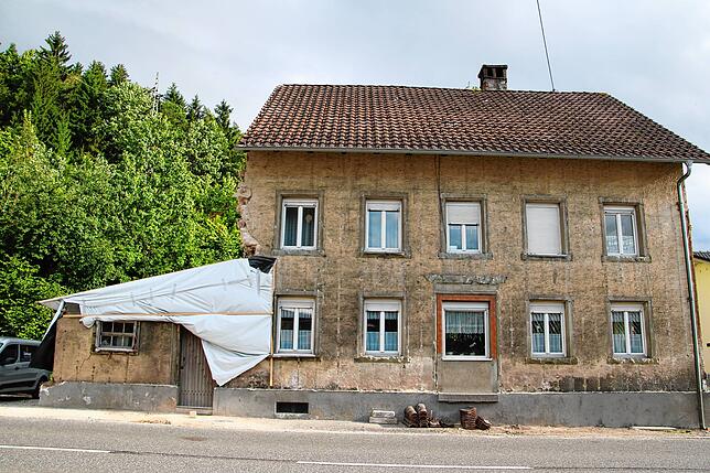 Der linke Gebäudeteil musste teilweise eingerissen werden, er galt als einsturzgefährdet. Der Rest des Hauses ist laut Statikern stabil. ...