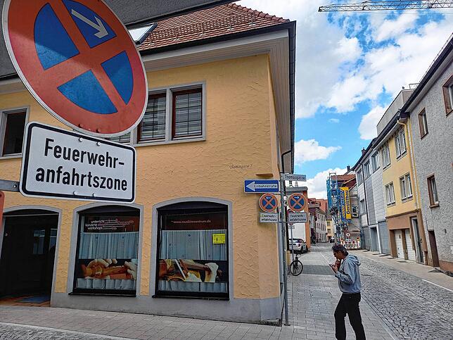 Auch die schmale Rosengasse ist durchgängig eine Feuerwehrzufahrt fürs Villinger Rietviertel. Geparkt werden darf hier nur an extra ...