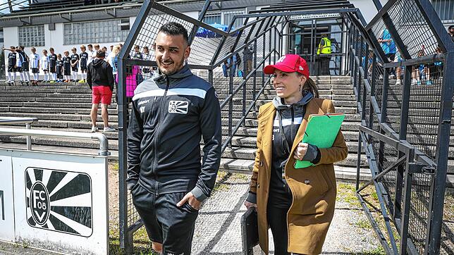 Larissa Betz, Team-Managerin beim Oberligisten FC 08 Villingen (rechts), hier mit Cheftrainer Marcel Yahyaijan, hat erfolgreich das ...