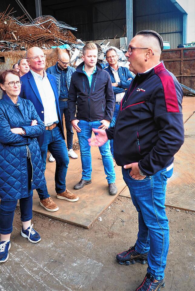 Dirk Oehle (rechts) erläutert bei der Vorführung der Maschinen deren Funktionsweise vor den zahlreichen Gästen. Ihm folgen gespannt (von ...