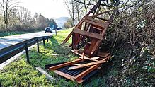 Umgekippter Hochstand auf der B34 beim Bad Säckinger Ortsteil Wallbach.