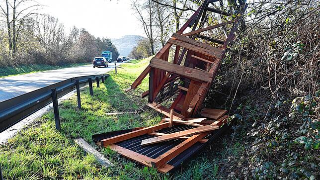Umgekippter Hochstand auf der B34 beim Bad Säckinger Ortsteil Wallbach.