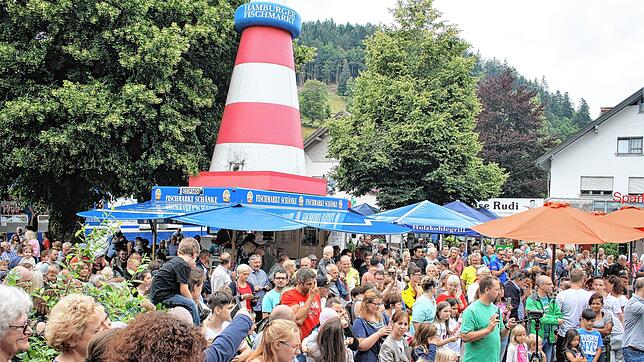 Jahr für Jahr ein Besuchermagnet für Gäste aus Nah und Fern: der Hamburger Fischmarkt auf seinem Stopp im Herzen von Todtmoos. Bilder ...