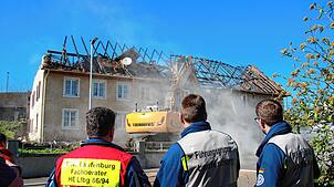 In Albbruck ist ein leerstehendes Haus neben der Bahnlinie abgebrannt. Die Feuerwehr Laufenburg und Albbruck hatten den Brand schnell ...