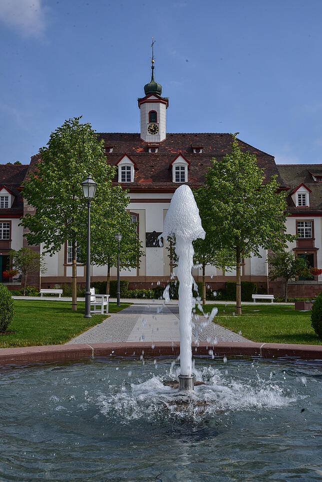 Das sprudelnde Wasser aus dem Brunnen symbolisiert den Quell des Lebens.