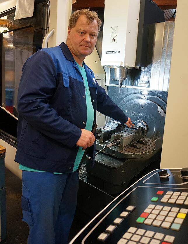 Mechanik/Metallbearbeitung: Christoph Dietsche bedient zum Bohren von Gewinden in einen Metallstab eine CNC 5Achs-Fräsmaschine.