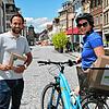 Jetzt geht es los! Katja Piseddu (rechts) liefert am Mittwoch die ersten Bestellungen der Buchhandlung Osiander aus. Jens Kluzik von der ...