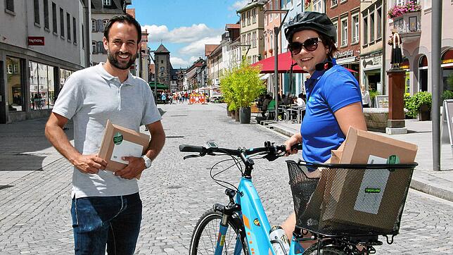 Jetzt geht es los! Katja Piseddu (rechts) liefert am Mittwoch die ersten Bestellungen der Buchhandlung Osiander aus. Jens Kluzik von der ...
