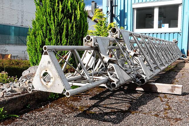 Der dreiteilige Funkschiebemast aus Aluminium wird, nachdem er aufgestellt ist, nur bei Bedarf ausgefahren. Auf dem Grundstück liegt er ...