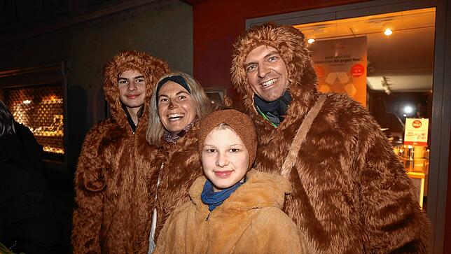 Bild 12: Mit dem Butzenlauf wird die Straßenfasnacht eingeläutet