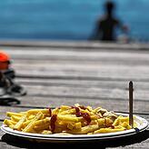 Ein große Portion Pommes frites gibt es im Strandbad Allensbach. Sie kostet 4,20 Euro – eine Packung Ketchup oder Mayo inklusive.