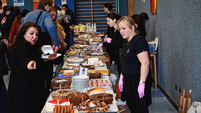 Zahlreiche verschiedene Süßigkeiten, Kuchen und Gebäck gab es bei der Aktion für die Erdbebenopfer in der Türkei im Februar in der ...