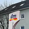 Werbung des dm-Drogeriemarktes an der Wollmatinger Straße in Konstanz. Eine 81-jährige Frau ist dort gegen die Wand gefahren.