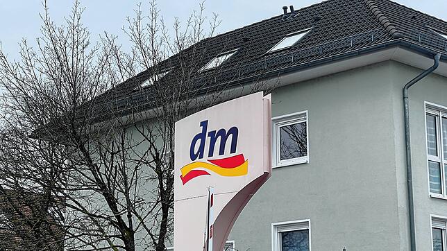 Werbung des dm-Drogeriemarktes an der Wollmatinger Straße in Konstanz. Eine 81-jährige Frau ist dort gegen die Wand gefahren.