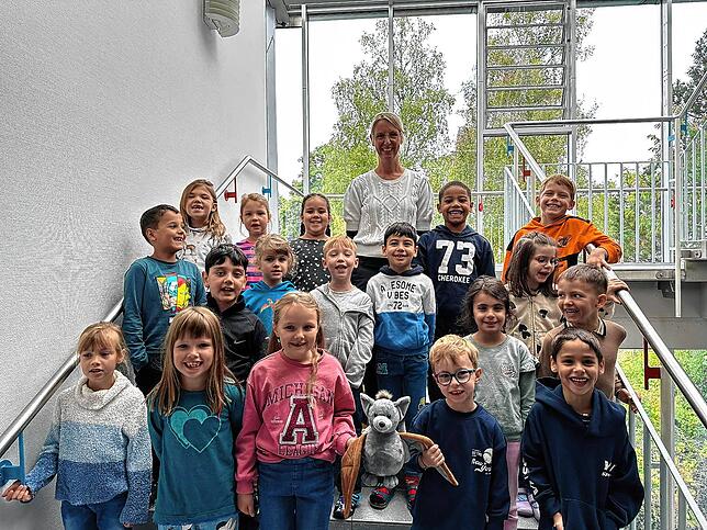 Die Klasse 1 der Grundschule Königsfeld mit der Klassenlehrerin Nadine Zipfel.