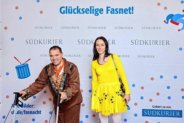 Bild 10: Bilder der SWR-Fasnacht: Narren glänzen vor der SÜDKURIER-VIP-Wand im Konzil