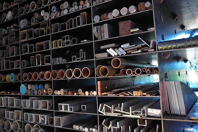 Ein Dorado für Tüftler und Bastler: Regale im Metallatelier von David Fuchs in Deggenhausen.
