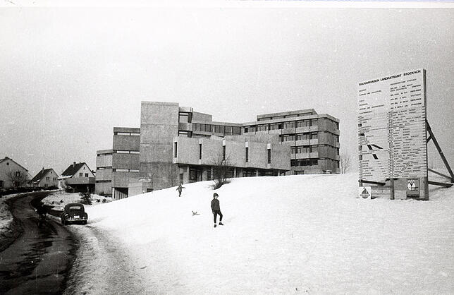 Baubeginn für das Landratsamt in Stockach war im Februar 1968. Hier auf dem Bild war das Gebäude fast fertig. Das Schild weist auf das ...
