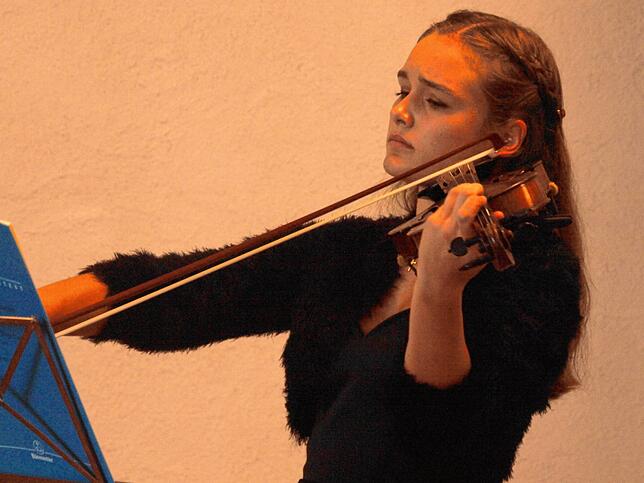 Salome Eßberger spielte Violinenstücke.