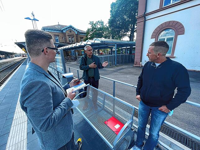 Unterhalten sich am Villinger Bahnhof über Mindestlohn und Mobilität: SÜDKURIER-Redakteur Julian Singler (links), ...