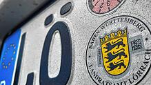 Ein Betreiber einer Kfz-Werkstatt hat mehrfach Autokennzeichen gestohlen, um mit den TÜV-Plaketten Hauptuntersuchungen vorzutäuschen. ...