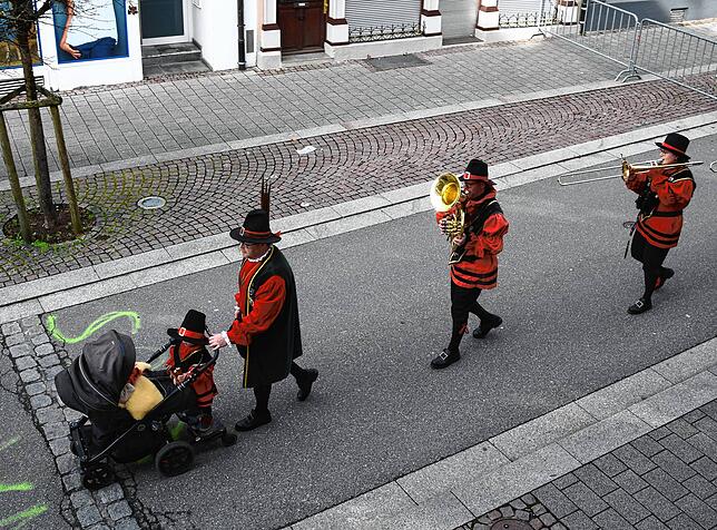 Bild 3: Bilder vom Einmarsch der Gliederungen des Narrengericht zum Bürgerhaus