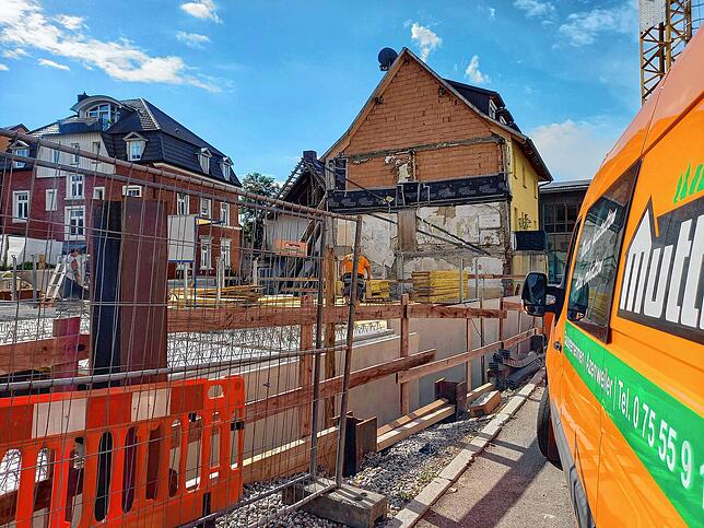 Auf der Baustelle wird inzwischen wieder gearbeitet. Gut zu erkennen: Die gemauerte Rückwand des Hauses Hauptstraße 24, dessen ...