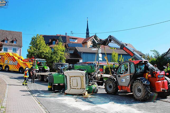 Bild 9: Wahlwies: Bilder - Bergung des umgekippten Traktors in der Adler-Kurve!