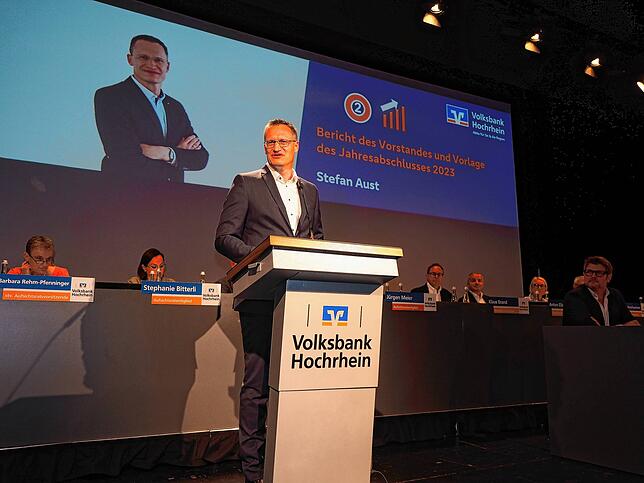 Die Vertreterversammlung der Volksbank Hochrhein tagte in der Waldshuter Stadthalle, dabei berichtete auch Vorstand Stefan Aust.