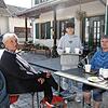 Ungewohnte Aufgabe: Schüler Jakob Renner serviert Martha Gassner und Ester Biller Cappuccino im Sonnenschein der Gartenwirtschaft der ...