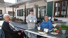 Ungewohnte Aufgabe: Schüler Jakob Renner serviert Martha Gassner und Ester Biller Cappuccino im Sonnenschein der Gartenwirtschaft der ...