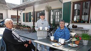 Ungewohnte Aufgabe: Schüler Jakob Renner serviert Martha Gassner und Ester Biller Cappuccino im Sonnenschein der Gartenwirtschaft der ...