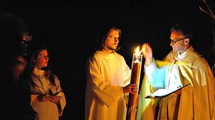 Der Altkatholische Pfarrer Armin Strenzl entzündet am Samstagabend das Osterfeuer.